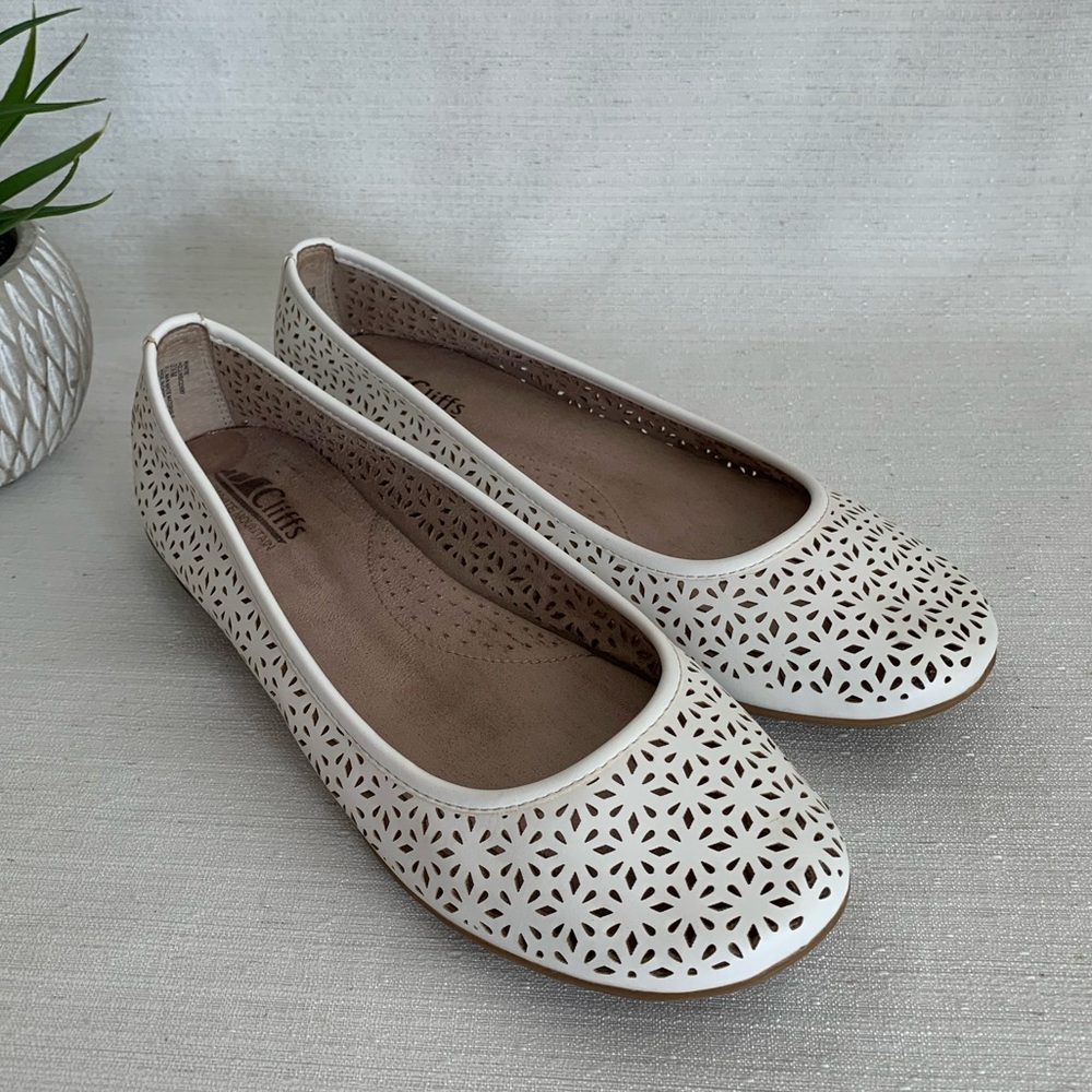 Cliffs by White Mountain Hollins White Perforated Polly Ballet Flats Womans 8.5M